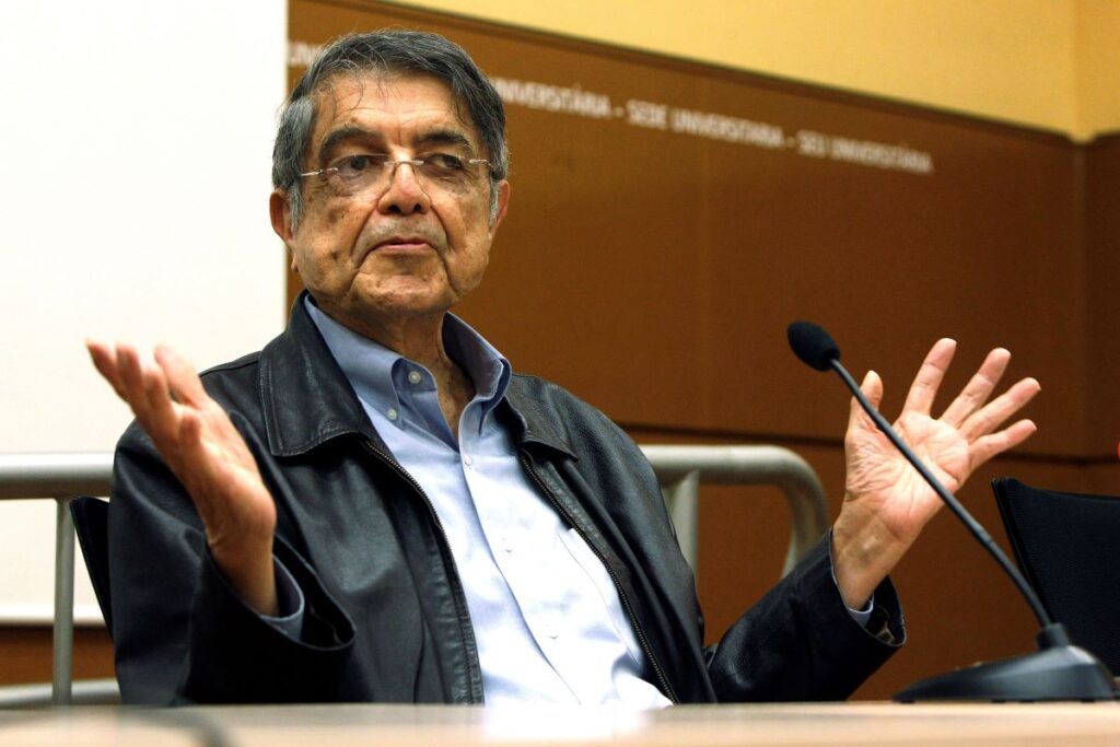 Sergio Ramírez: «Vivo en el exilio por que desafié el poder de Ortega»