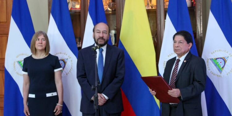 Embajador de Colombia en Nicaragua junto al canciller Denis Moncada. Archivo de los medios oficialistas