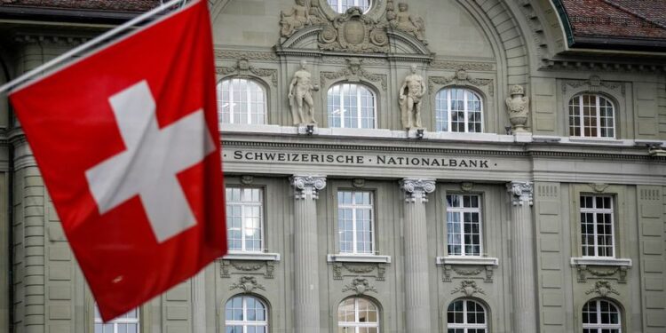 Suiza se une al ataque económico contra Putin y congela sus activos en sus bancos