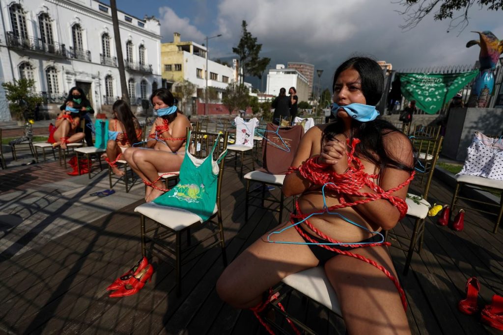 Protesta y enfrentamientos a las afueras del Parlamento de Ecuador por ley del aborto