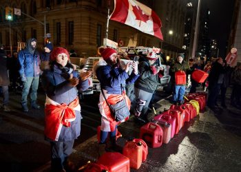 Manifestantes antivacunas bloquean entrada del aeropuerto de Ottawa