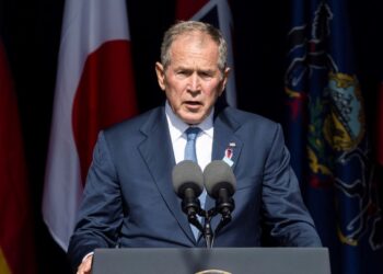 George W. Bush: "No podemos tolerar el acoso autoritario de Putin"