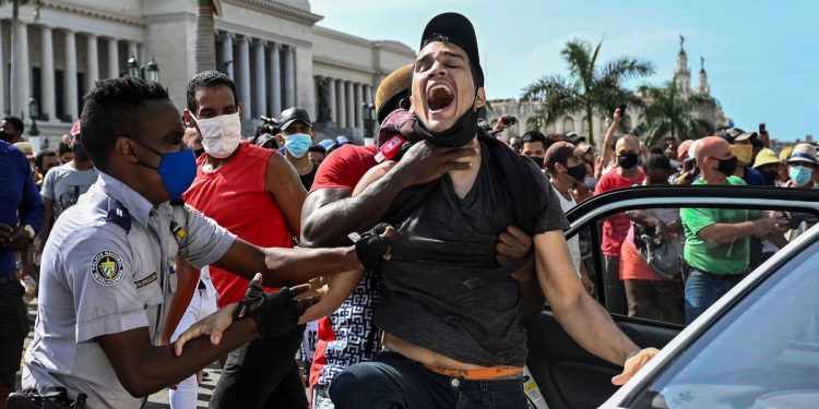 Dictadura cubana encarceló a 1.054 opositores al régimen castrista en 2021, según ONG