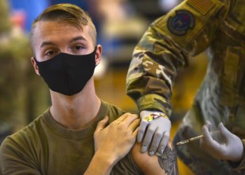Ejército de EE.UU. comienza a expulsar a soldados que no están vacunados