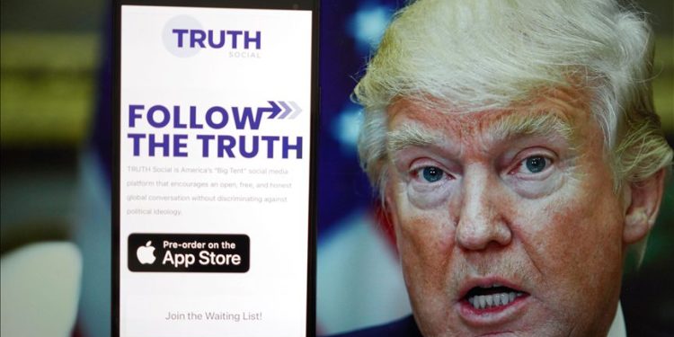 Trump lanza su red social, "Truth Social", para competir con Twitter