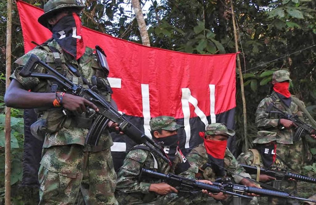 Ejército de Liberación Nacional discute acciones humanitarias con Petro mientras se enfrenta a las FARC