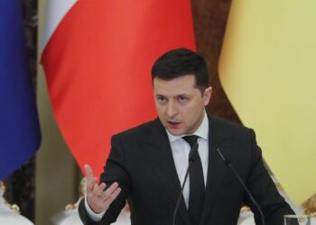 El Parlamento ucraniano aprueba el estado excepción. EFE/EPA/SERGEY DOLZHENKO