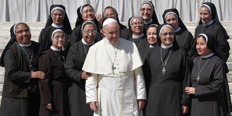 Papa pide a las monjas luchar cuando son explotadas dentro de la Iglesia