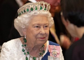 La reina Isabel II da positivo al covid-19
