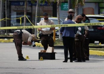 Dos heridos y dos sospechosos detenidos en un tiroteo en una escuela de Miami-Dade