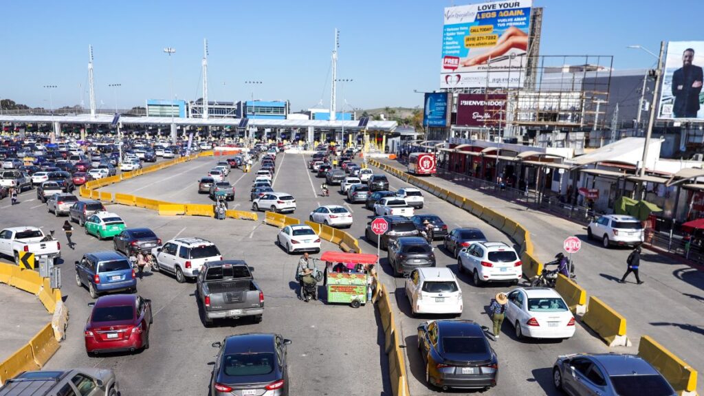 Ucranianos y rusos aumentan su llegada a la frontera de México buscando entrar a EE.UU.