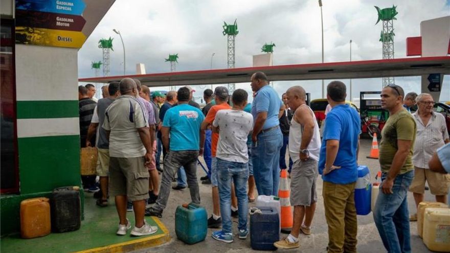 Escases de gasolina en Cuba causa enormes filas y cierre de gasolineras