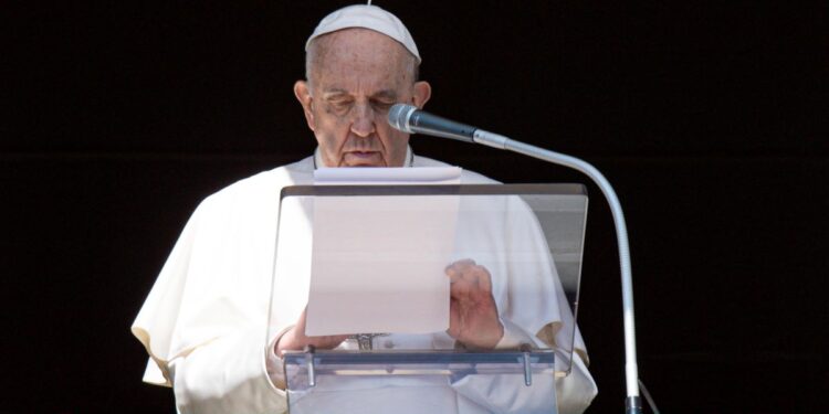 Papa Francisco llama a detener la "masacre" e "inaceptable agresión" en Ucrania