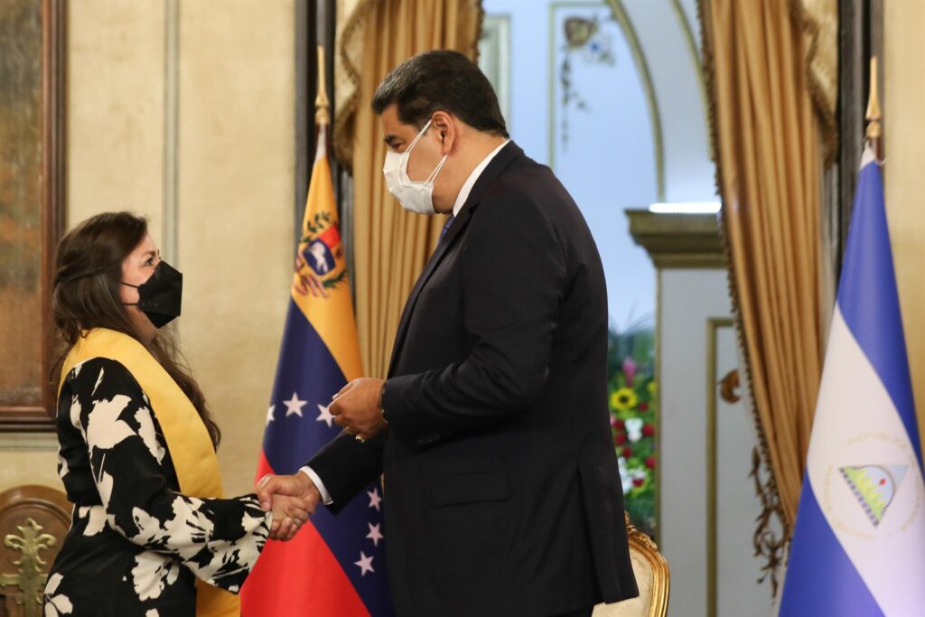 Régimen de Maduro condecora a la embajadora saliente de Nicaragua en Venezuela