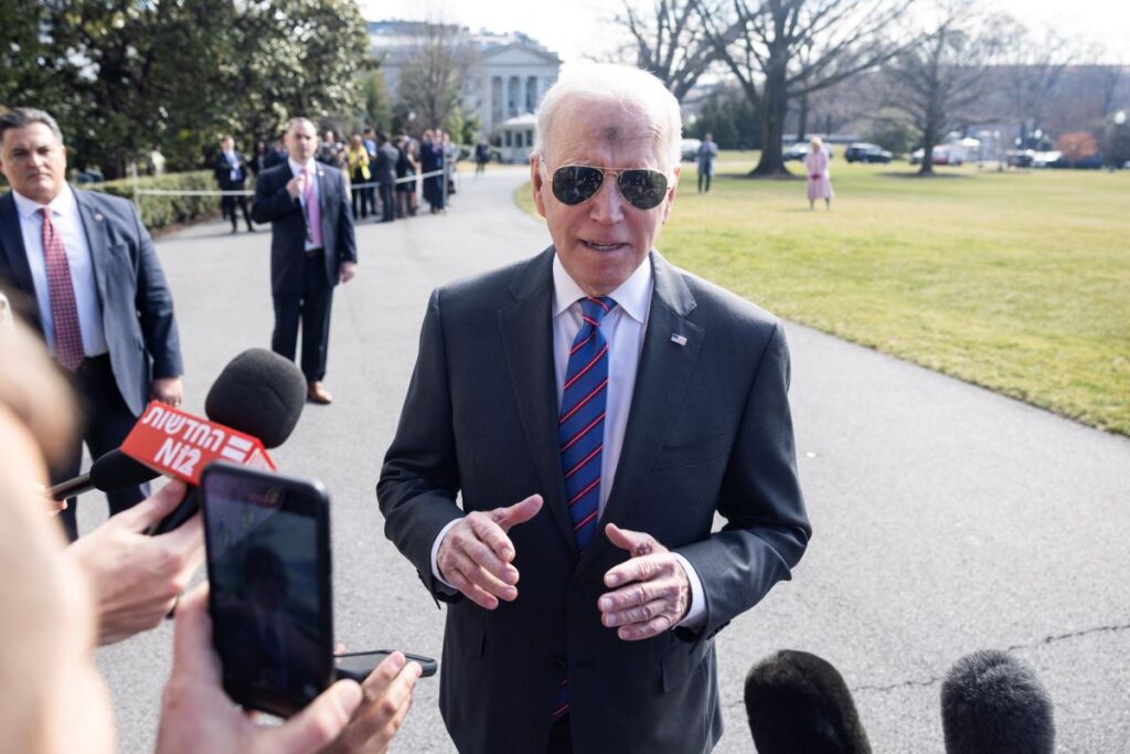 Biden no descarta detener las importaciones de petróleo ruso