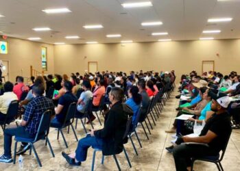 Nicaragüenses exiliados en EE.UU. participaron en clínica de «asilo político y status Migratorio». Foto: Artículo 66 / Facebook. Monseñor Silvio Báez