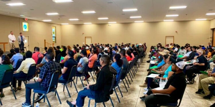 Nicaragüenses exiliados en EE.UU. participaron en clínica de «asilo político y status Migratorio». Foto: Artículo 66 / Facebook. Monseñor Silvio Báez