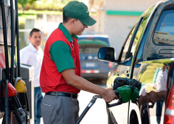 El Salvador suspende por 15 días el impuesto IVA a los combustibles
