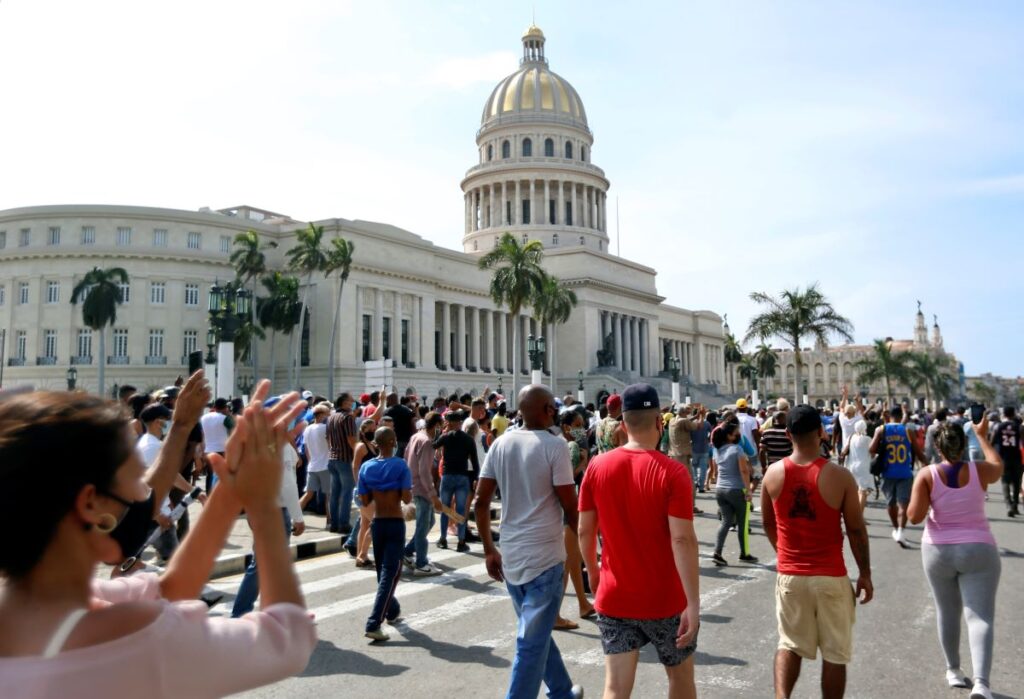 Dictadura cubana condena a 17 opositores a 10 años de cárcel por participar en protestas del 11J