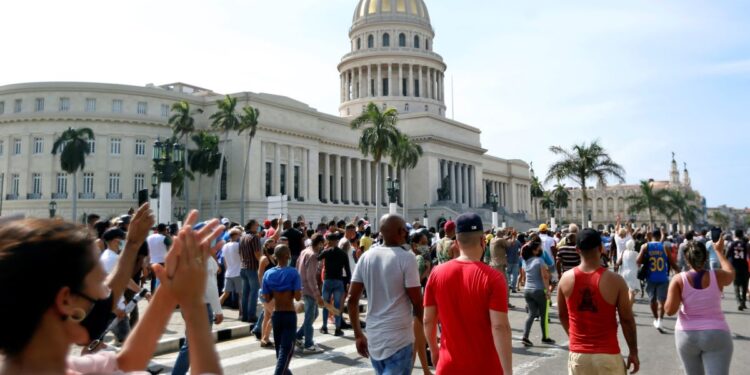 Dictadura cubana condena a 17 opositores a 10 años de cárcel por participar en protestas del 11J