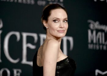Angelina Jolie visita a niños ucranianos ingresados en hospital de Italia