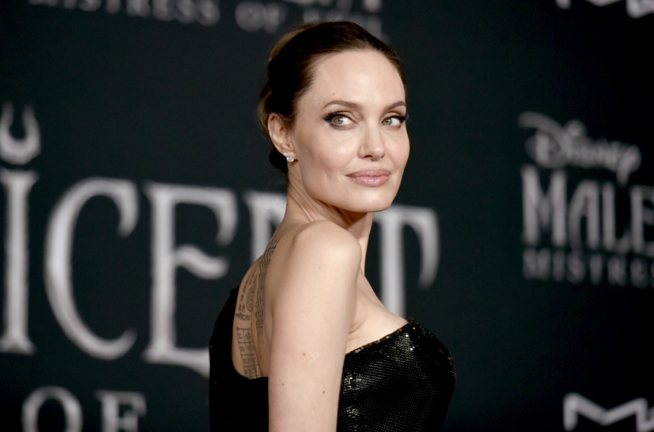 Angelina Jolie incontra bambini ucraini ricoverati in ospedale in Italia