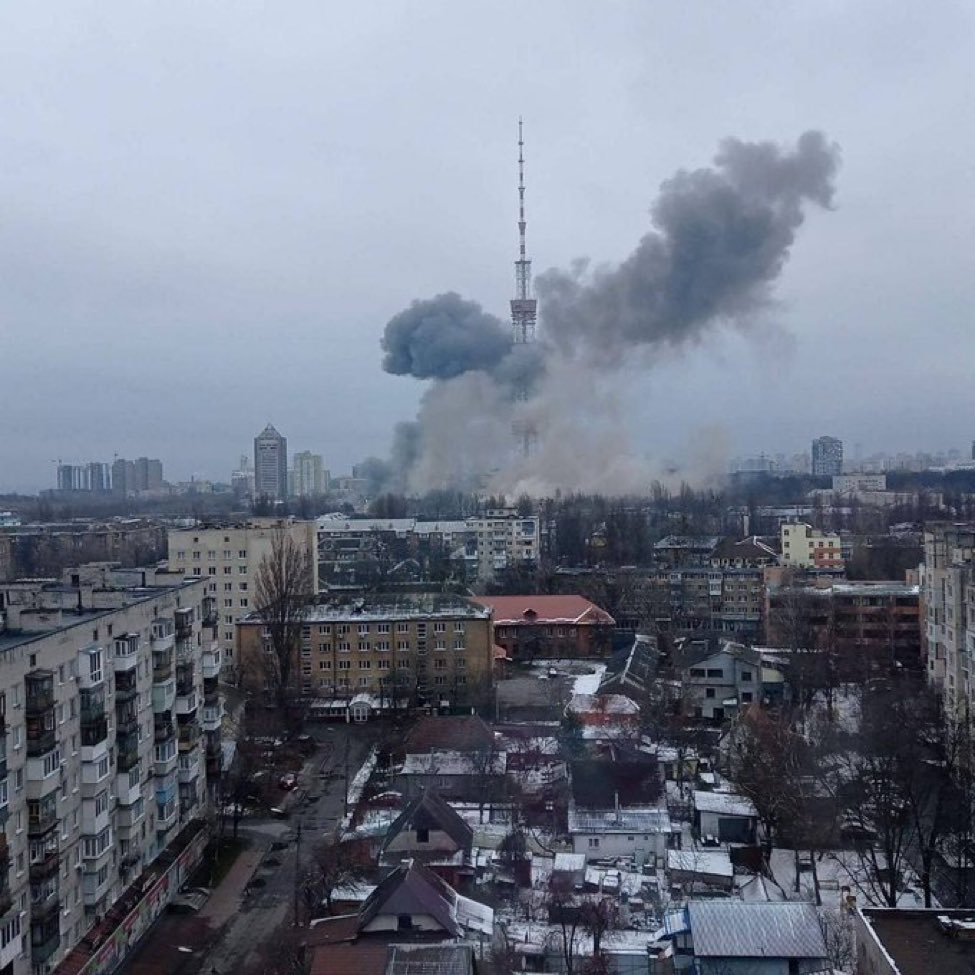 Rusia bombardea torre de televisión en Kiev y mata a cinco personas