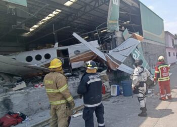 Una avioneta se estrella contra supermercado en México y deja dos muertos
