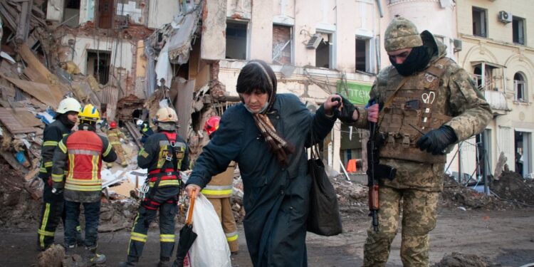 Rescatan con vida a 130 personas después del bombardeo ruso al teatro de Mariúpol, Ucrania