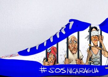 Jugador de la NBA usa sus zapatos para denunciar los crímenes de Ortega. Foto: Artículo 66 / Twitter de Enes Freedom