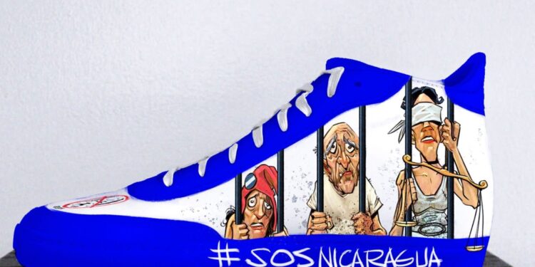 Jugador de la NBA usa sus zapatos para denunciar los crímenes de Ortega. Foto: Artículo 66 / Twitter de Enes Freedom