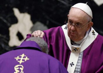 El papa pide la paz en Ucrania en Miércoles de Ceniza, aunque no llegó a la misa por su salud