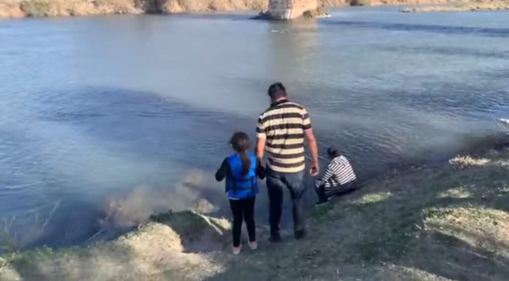 Nicaragüense arriesga su vida en el río Bravo, cargando a su niña, para llegar a EEUU