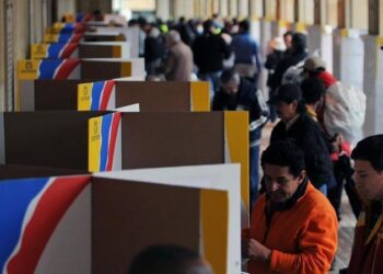 Colombia cierra las urnas de votación y espera el conteo de votos