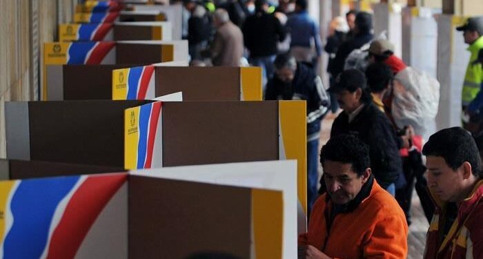 Colombia cierra las urnas de votación y espera el conteo de votos