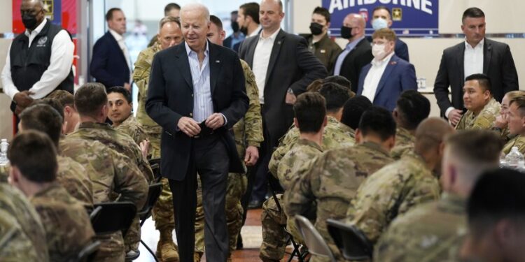 Biden visita a los soldados estadounidenses en la frontera con Ucrania