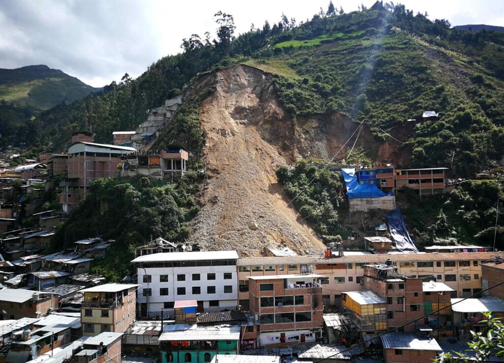 Reportan ocho fallecidos por deslizamiento en los Andes de Perú