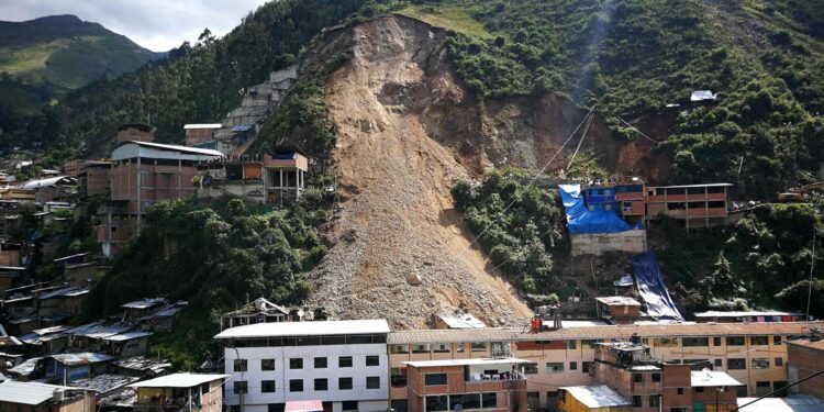 Reportan ocho fallecidos por deslizamiento en los Andes de Perú. Foto: EFE / Artículo 66