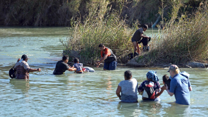 They rescue the body of a Nicaraguan who died in the Rio Grande