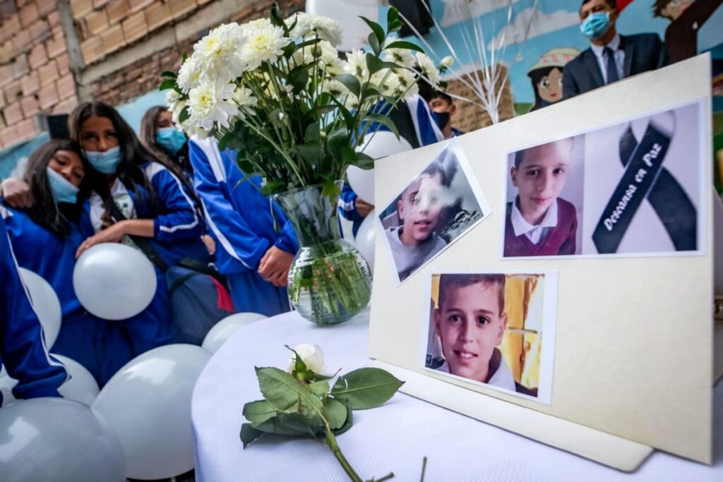Niño de 12 años y niña de cinco mueren en un atentado contra estación policial en Colombia