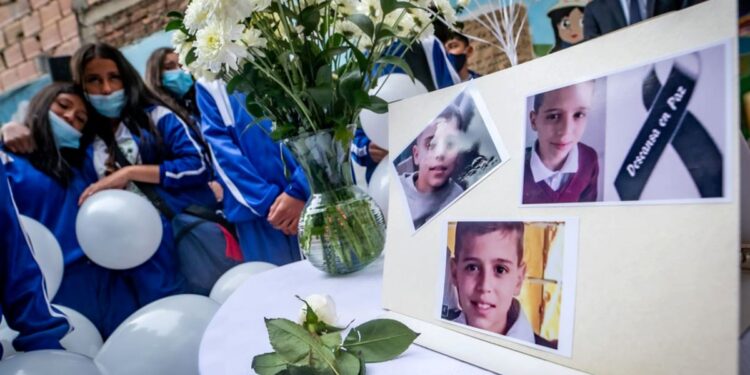 Niño de 12 años y niña de cinco mueren en un atentado contra estación policial en Colombia