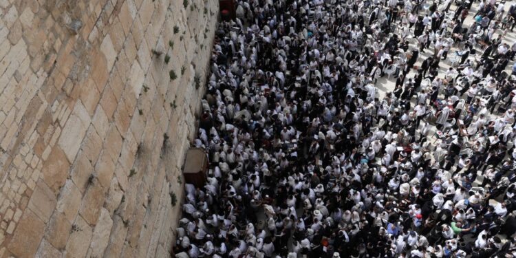 Miles de judíos acuden a la Bendición Sacerdotal en Muro de las Lamentaciones