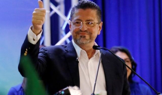 El presidente dominicano felicita a Rodrigo Chaves por su triunfo en Costa Rica