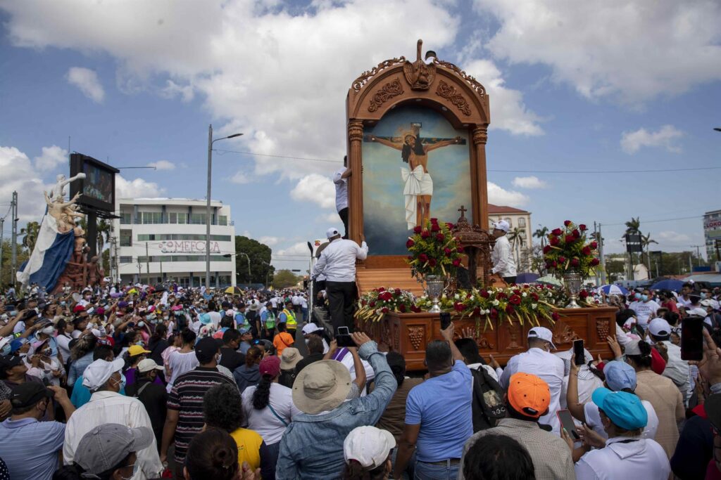 Católicos nicaragüenses rememoran pasión de Cristo en viacrucis