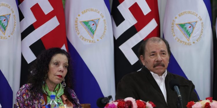 Dictador Daniel Ortega junto a su esposa la vicepresidenta designada, Rosario Murillo. Tomada de presidencia