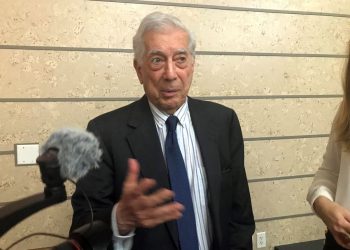Mario Vargas Llosa "vence al covid-19" y es dado de alta