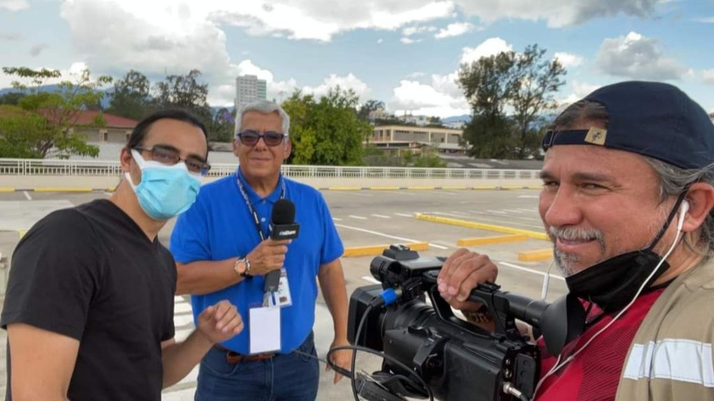 Régimen de Ortega amenaza a equipo periodístico de EE. UU. con mandarlos a la cárcel
