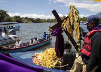 Celebran el tradicional «Viacrucis Acuático» en el Gran Lago de Nicaragua. Foto: EFE / Arículo 66.
