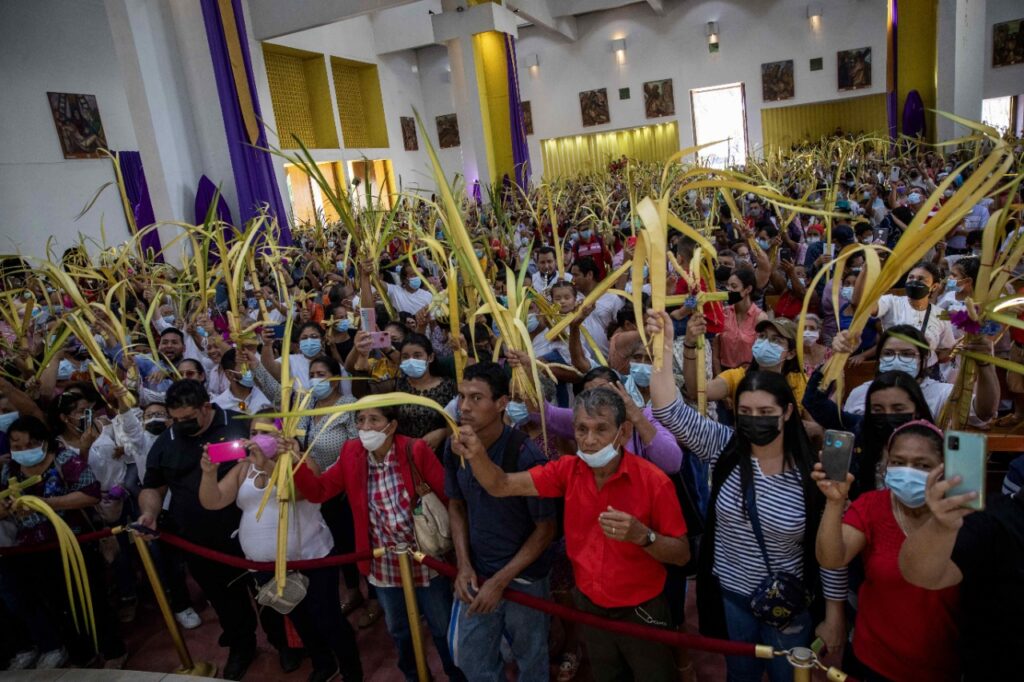Catholics overflow into the Managua cathedral after two years without processions.  Photo: article 66/ EFE.
