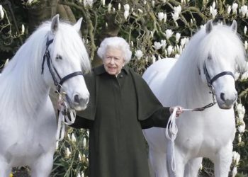 Reina Isabel II cumple 96 años y lo celebra en privado